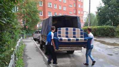 грузчики грузят диван